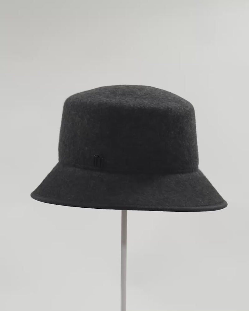 misaharada ミサハラダ 高級ハット　帽子　ベレー　イギリス製　ブラック ISLA - GREY | バケットハット | misaharada（ミサハラダ）日本公式